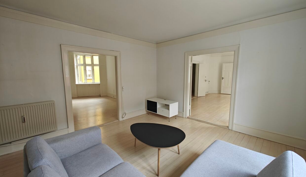 Rummelig og lys lejlighed | København K. billede 3