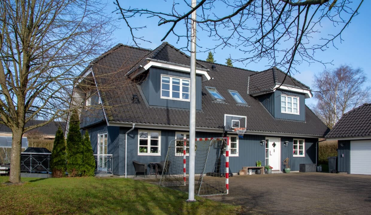 Fuldt møbleret stor villa | Bredsten billede 1