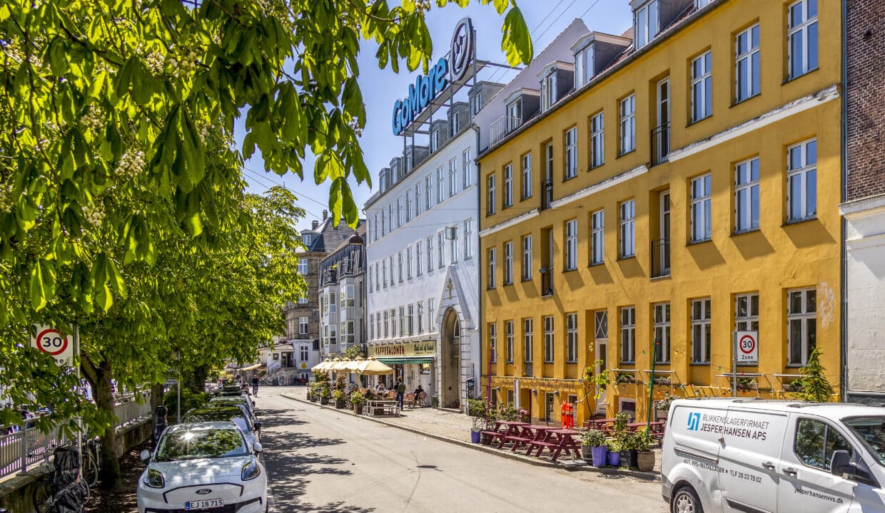 Møbleret drømmelejlighed med panoramaudsigt over søerne | København N billede 2