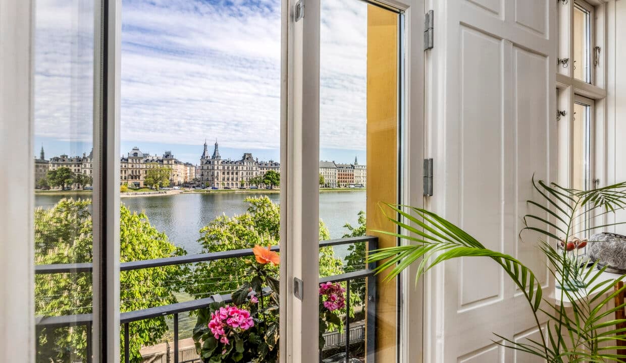Møbleret drømmelejlighed med panoramaudsigt over søerne | København N billede 1