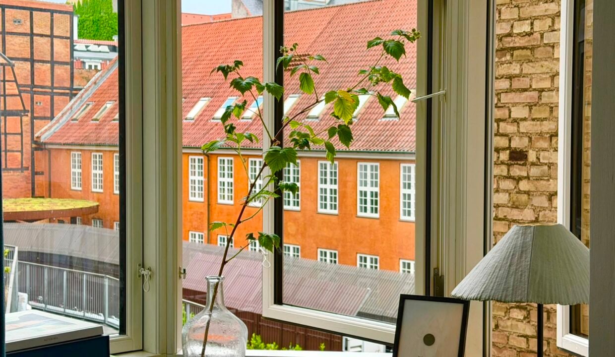 Totalrenoveret møbleret lejlighed | København K. billede 3