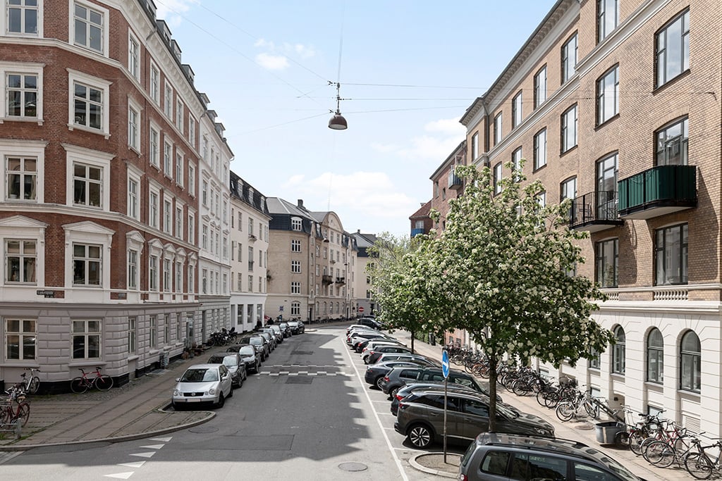 Skøn møbleret lejlighed med stor altan billede 2