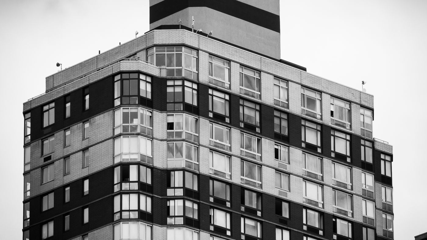 Facade på en etageejendom med lejeboliger